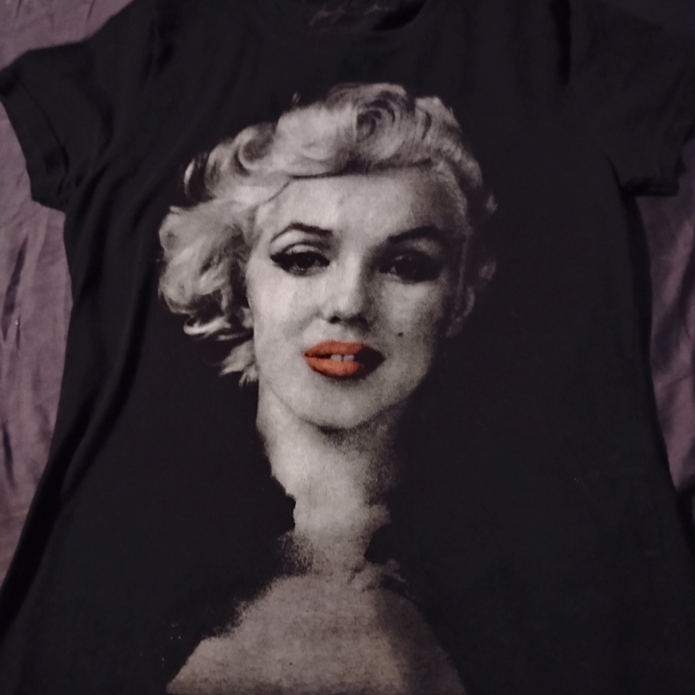 Marilyn Monroe tshirt.